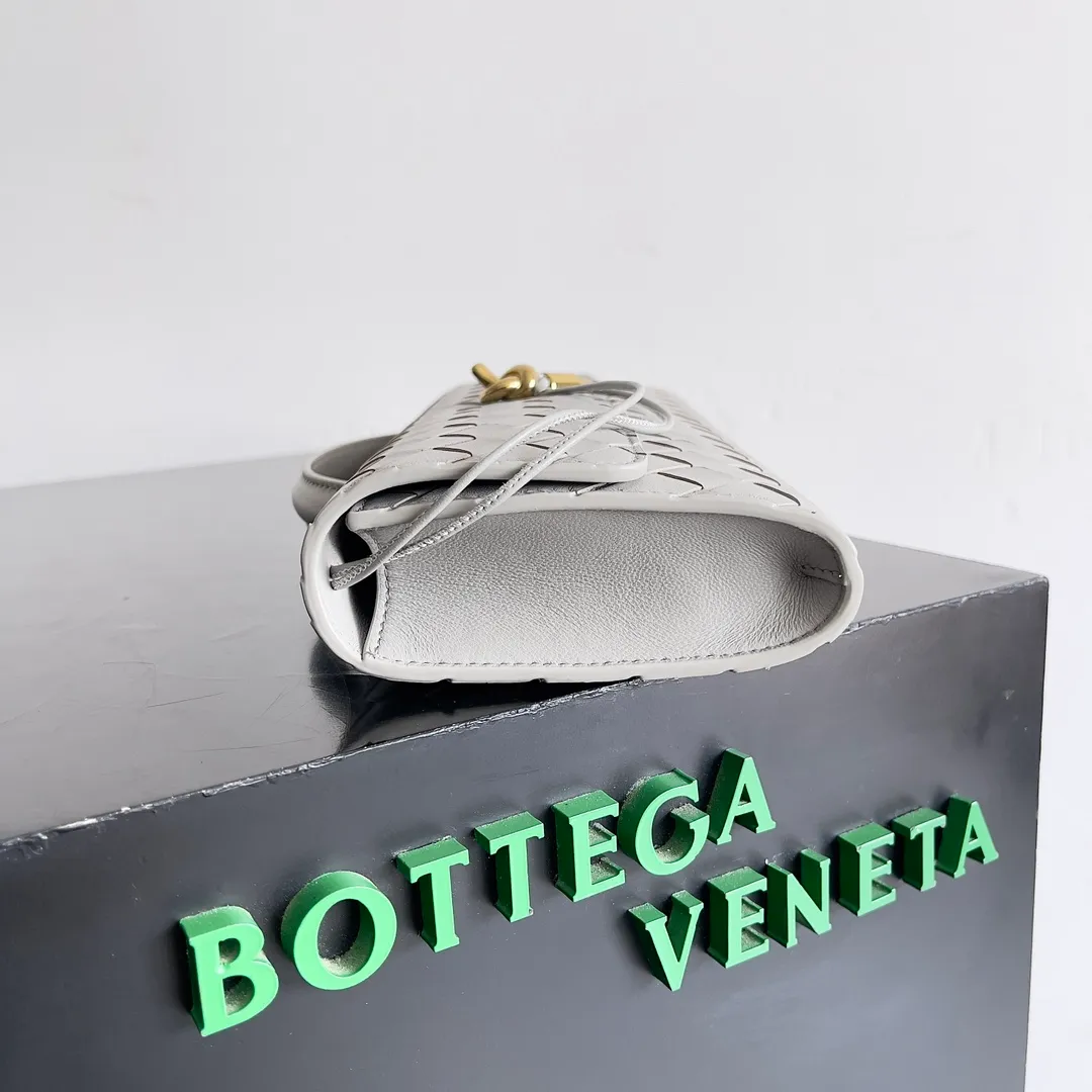 The batch of 1360 BV Andiamo evening handbags has been heavily planted again~ The designer aesthetics in the era of economic downturn are back. I fall in love with it at first sight and can't put it down. It's so beautiful and full of aura. The shape and texture are very competitive. It's light in weight and has sufficient capacity. It's a must-have for fashionistas. It's suitable for many occasions, minimalist, high-end and light luxury. Model No.: 741511 Size: 31*13*3cm